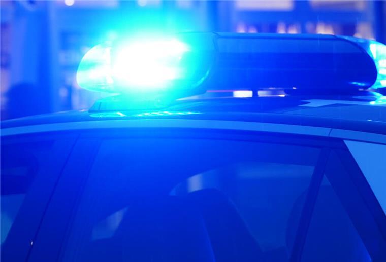 Zeven: Polizei zieht betrunkenen E-Scooter-Fahrer aus dem Verkehr Ein Blaulicht blinkt auf dem Dach eines Streifenwagens der Polizei.