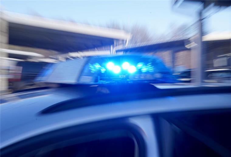 Widerstand: Polizist bei Einsatz im Stadtpark Zeven verletzt ein Polizeiwagen mit Blaulicht