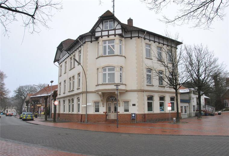 Zevener Polizisten verlassen nostalgisches Dienstgebäude - Freude auf neueste Technik Die Zevener Polizistinnen und Polizisten ziehen aus und lassen das alte Gebäude an der Lindenstraße in Zeven leer zurück.