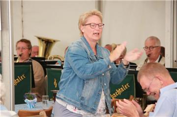 Die zünftige Blasmusik regte zum rhythmischen Mitklatschen an. Bayernfest in Wit...
