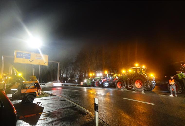 Droht eine Hafen-Blockade in Bremerhaven? Sprecher schafft Gerücht aus der Welt Die Zufahrt über den A27-Kreisel zum Hafen in Cuxhaven ist am Freitagmorgen von Treckern versperrt. Kommen die Landwirte danach nach Bremerhaven?