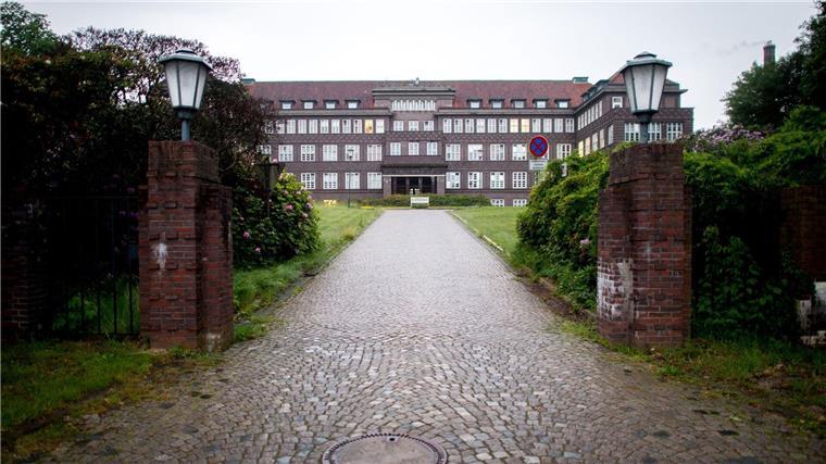 Zweite Gedenkstätte für die Opfer von Ex-Pfleger Niels Högel Die Zufahrt zum Hauptgebäude vom Josef-Hospital im Stadtteil Deichhorst.