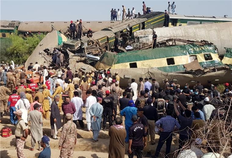 Mindestens 33 Tote bei Zugunglück in Pakistan Die Zugkollision forderte viele Todesopfer.