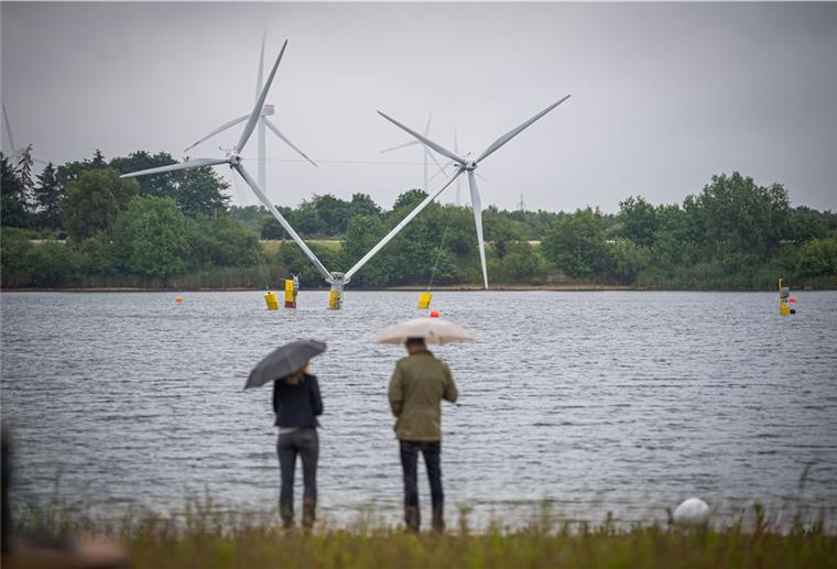 Die Zukunft der Windenergie schwimmt auf dem Wasser. Auf einem Baggersee nördlich von Hymendorf wird der Prototyp einer Offshore-Windanlage gestetestet.