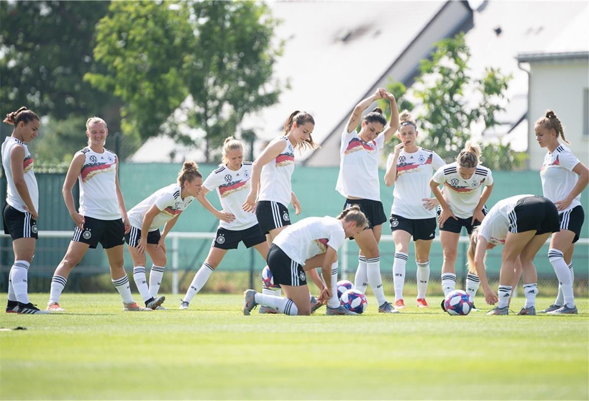 Coronavirus: Länderspiele der DFB-Frauen in den USA abgesagt Die zum Saisonabschluss geplanten Spiele der Frauen-Nationalmannschaft gegen die USA werden aufgrund der Corona-Krise abgesagt.