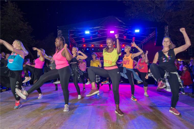 Selsingen: Shows auf und neben der Bundesstraße 71 Die Zumba-Gruppe von Priscilla Oetjen beeindruckte das Publikum in Selsingen mit schwungvollen Einlagen.