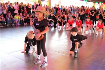 Die Zumba Kids in Startposition. Foto: Heß