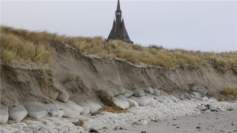 Die zur Stabilisierung der Harle Hörn Düne dauerhaft eingebauten Sandsäcke.
