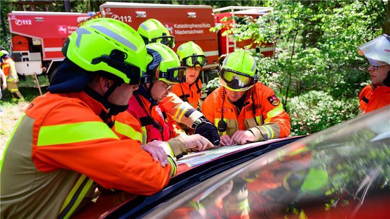 Die Zusammenarbeit mehrerer Freiwilliger Feuerwehren sollte mit der Übung trainiert werden. 