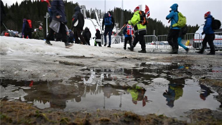 Kläbo schreibt Langlauf-Geschichte: Fünfmal Gold bei WM Die Zuschauer lassen sich vom Wetter nicht abhalten.