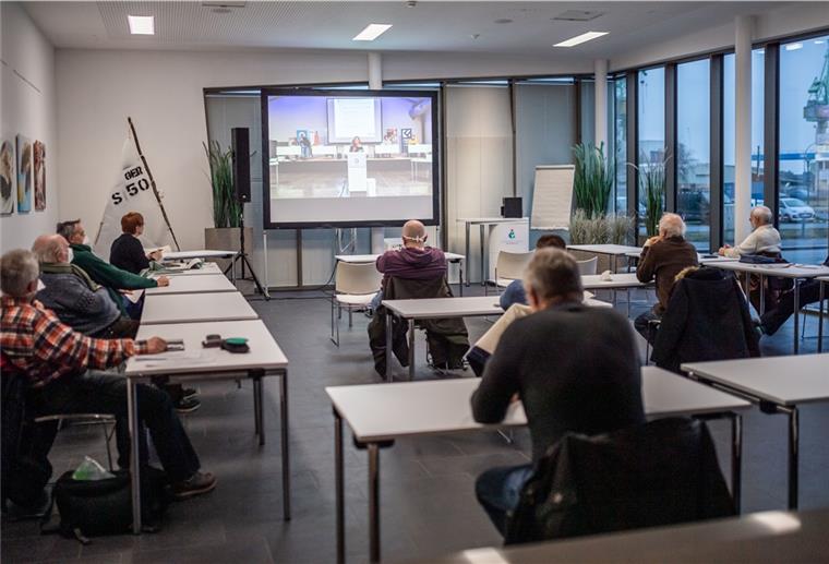Bremerhaven: Politik soll Debatte nicht verstecken Die Zuschauer verfolgen die Debatte im Nebenraum wegen der Corona-Schutzauflagen aus dem Seefischkochstudio. Die Stadtverordneten wollen den Weg für digitale Sitzungen bereiten. Foto: Hartmann