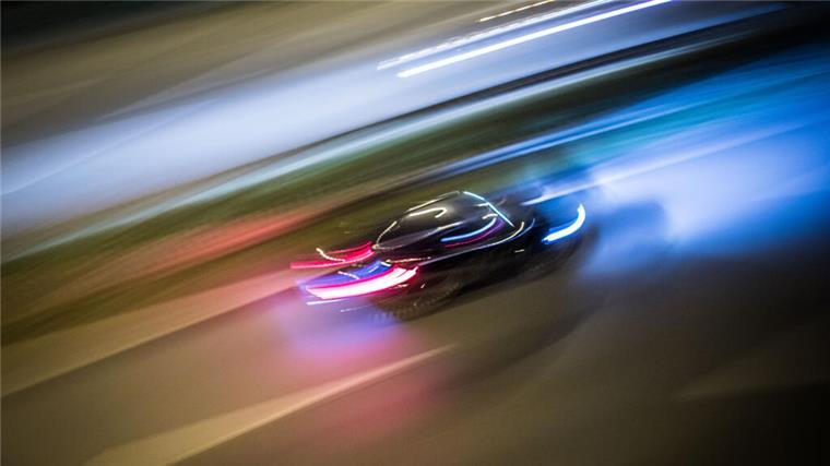 Ein Auto rast über eine Straße