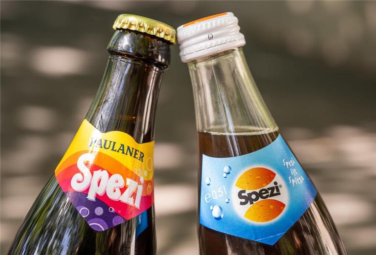 Das Ende im „Spezi-Krieg“: Wo künftig Spezi draufstehen darf - und wo nicht Eine Flasche des "Spezi" von der Großbrauerei Paulaner und eine Flasche "Spezi" der Augsburger Riegele Brauerei