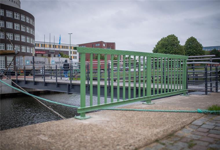 Teile der Drehbrücke stehen jetzt am Alten Hafen Ein Teilstück des einstigen Geländers der havarierten Drehbrücke im Überseehafen ziert nun die Fußgängerüberquerung am Alten Hafen vor dem Museumshaffkahn Emma.