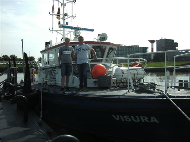 Bremerhaven: Jugendliche retten Ehepaar und werden belohnt Die zwei jungen Retter fuhren mit der Wasserschutzpolizei in Bremerhaven auf die Weser.