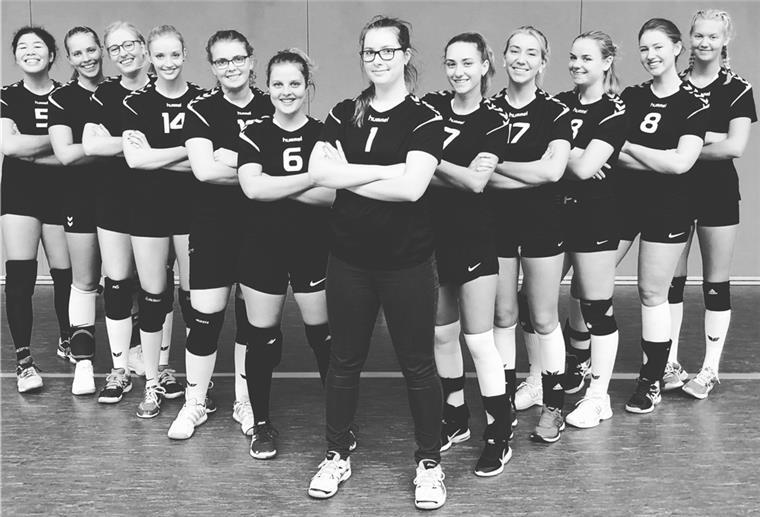 Volleyballerinnen fiebern Saisonstart nach Coronapause entgegen Die zweite Frauenmannschaft des SV Nordenham mit Trainerin Lyndzey Mowatt (Mitte) spielt in der Bezirksklasse.