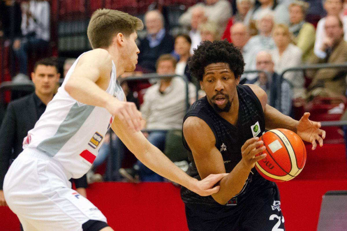 Eisbären holen starken Scorer Rohndell Goodwin aus Kirchheim Die Zweite Liga kennt Rohndell Goodwin (rechts) aus der vergangenen Saison. Der Eisbären-Neuzugang legte für Kirchheim in der ProA starke Werte auf.