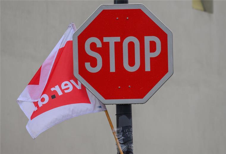 Verdi-Streik legt Nahverkehr lahm – Pendler im Norden betroffen Die zweite Tarifrunde für mehr als 2,5 Millionen Beschäftigte von Bund und Kommunen ist ohne Annäherung geblieben. Verdi ruft zu neuen Warnstreiks auf.