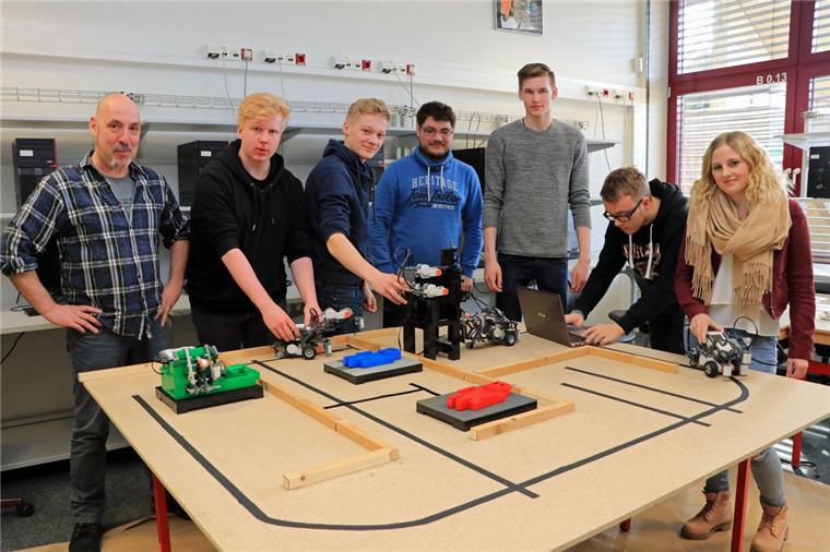 Zevener Gymnasiasten simulieren automatisiertes Krankenhaus Die Zwölftklässler aus dem beruflichen Gymnasium Technik (hier mit ihrem Lehrer Dag Pechtel, links) haben in ihrer Projektarbeit den Betrieb in einem teilautomatisierten Krankenhaus simuliert.