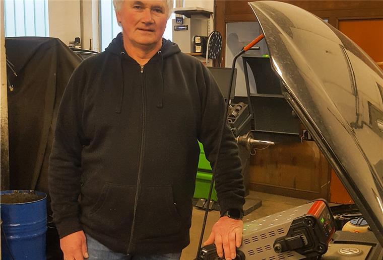 Elbe-Weser: Handwerkerschaft ist in der Krise da Diedrich Höyns, Sprecher der Kreishandwerkerschaft Elbe-Weser, hier in seiner Kfz-Werkstatt in Sittensen, wünscht sich von der Regierung eine schnellere und vor allem einfachere Abwicklung der in Aussicht gestellten Hilfen.