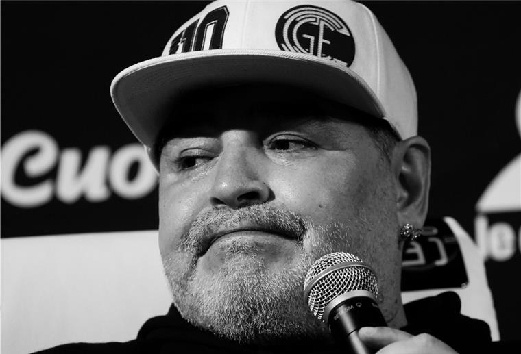 Diego Maradona (60) ist tot Argentinien, La Plata: Der ehemalige Fußballspieler Diego Maradona spricht während seines ersten Trainings beim Fußballverein Gimnasia y Esgrima aus La Plata.