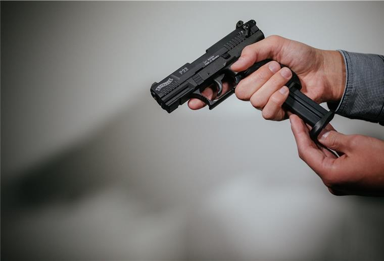 Bremen: 19-Jähriger läuft mit Plastikwaffen rum Dier Polizei stellte auch eine Schreckschusswaffe sicher.
