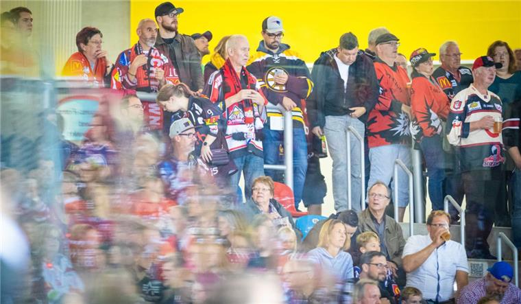 Eisarena Bremerhaven: Neue Scheibe auf dem Prüfstand Dies ist kein unscharfes Foto: Die neuen Scheiben in der Eisarena verzerren die Sicht – nun soll nachgebessert werden.