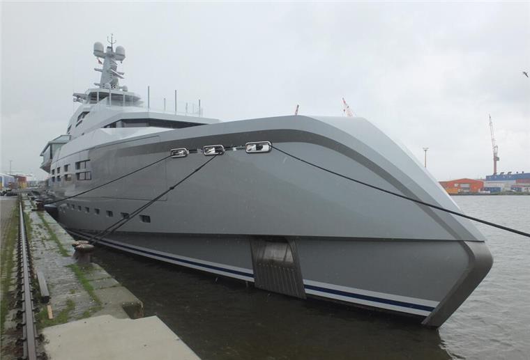 IT-Milliardär bringt Mega-Yacht für Zwischenstopp nach Bremerhaven Diese 250 Millionen Euro teure Yacht hat am Wochenende Bremerhaven angelaufen.