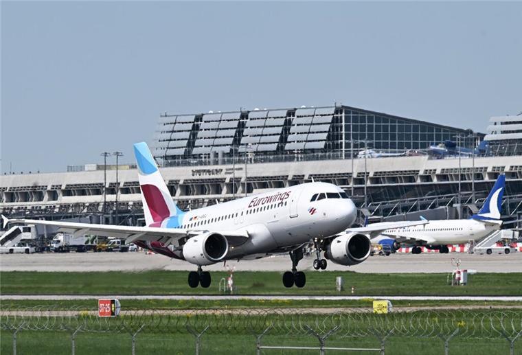 Neue Regel: Fluggästen droht bei Verstößen ein saftiges Bußgeld Ein Flugzeug der Fluggesellschaft Eurowings landet auf dem Stuttgarter Flughafen.