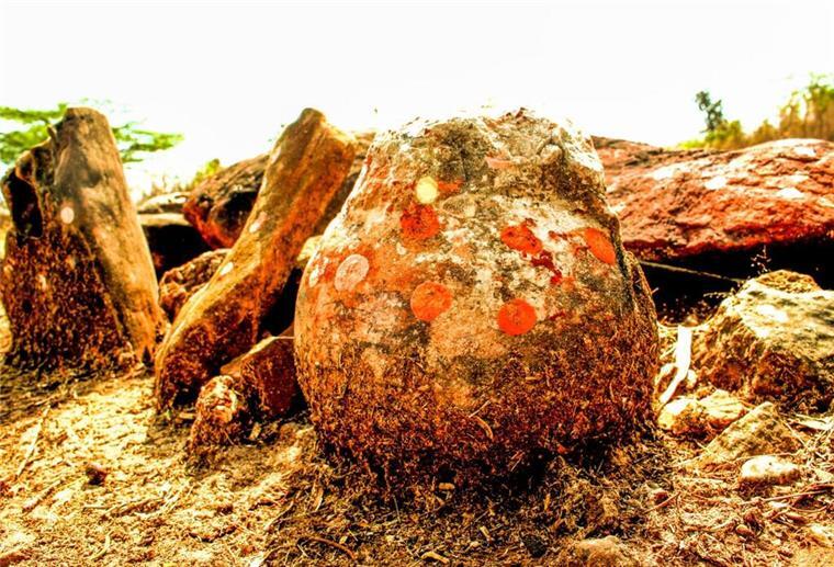 Göttlich verehrter Stein entpuppt sich als Dino-Ei Diese als göttlich verehrte Steinkugel in Indien hat sich als Dino-Ei entpuppt.