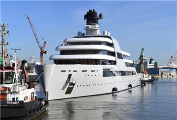 Diese Aufnahme von der "Solaris" entstand bei der Ablieferung vor einem Jahr. Inzwischen hat der Eigner die Yacht in die Türkei geschickt, um sich Sanktionen zu entziehen.