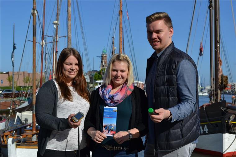Wo Bremerhavens neue Geocaching-Strecke verläuft Diese Auszubildenden der Veranstalter-Gesellschaft Erlebnis Bremerhaven haben ein Jahr lang an der neuen Geocaching-Route vom Fischereihafen in die Innenstadt gearbeitet (von links): Wiebke Rieth, Lena Mühlan und Leander Kortjohann.