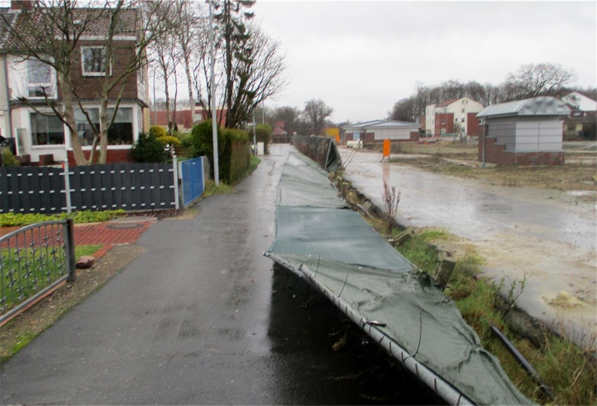 Sturm zieht am Sonntag über Bremerhaven und richtet Schäden an Diese Baustellenabsperrung auf 30 Metern Länge war durch den starken Wind umgekippt.