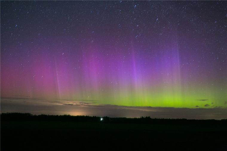 So schön ist das Polarlicht über Sellstedt Diese beeindruckenden Aufnahmen von Polarlichtern über Sellstedt hat Klimahaus-Meteorologe Michael Theusner aufgenommen.
