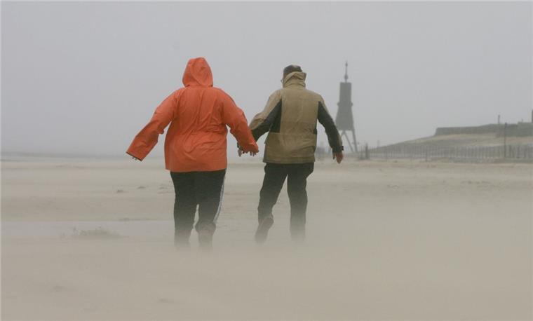Diese beiden Spaziergänger trotzten am 18. Januar 2007 in Cuxhaven-Döse dem Orkantief "Kyrill".