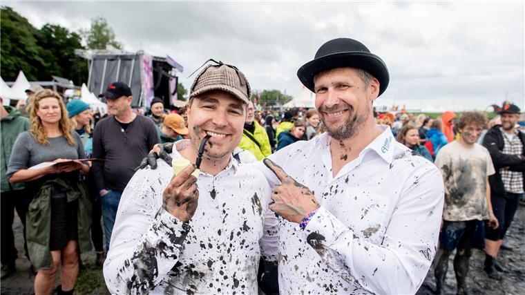 Deutsche Meister im Schlickrutschen gekürt Diese beiden Teilnehmer haben unter den Namen „Schlicklock Holmes“ (links) und „Dr. Wattson“ teilgenommen und sich entsprechend verkleidet.