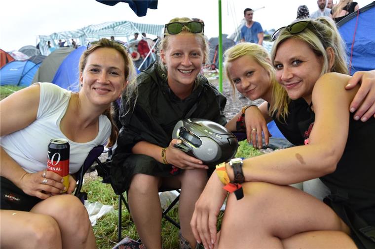 Hurricane 2016: So schön haben die Besucher gefeiert Diese Besucherinnen aus Hannover und Schaumburg haben in einem Zelt Zuflucht vor dem Regen gesucht.