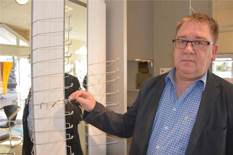 Einbrecher räumen Geschäft von Lutz Nordmann in Langen aus Diese Brille blieb übrig: Lutz Nordmann, Optiker in Langen, steht nach dem Einbruch vor ausgeräumten Regalen. Foto Schoener