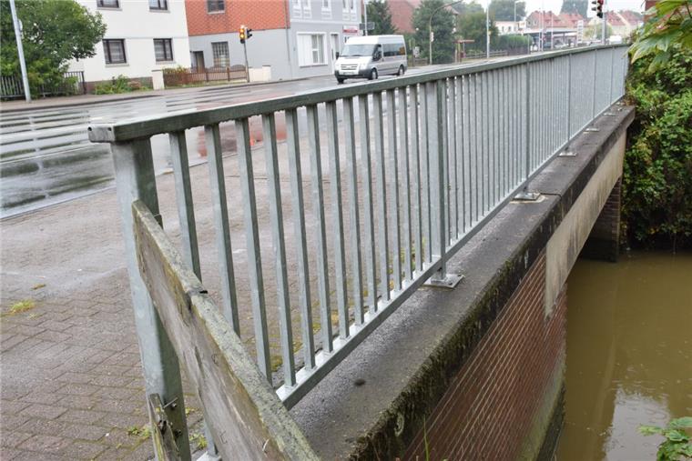 Nordenham: Martin-Pauls-Straße ist ab Mitte April gesperrt Diese Brücke, die in Nordenham-Friedrich-August-Hütte über das Blexer Sieltief führt, muss durch einen Neubau ersetzt werden. Das Bauwerk befindet sich in Höhe des Helgoländer Damms.