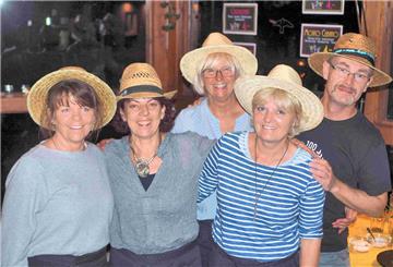 Diese coole Truppe sorgte für kühle Cocktails beim Sommerfest. Foto: Stehn