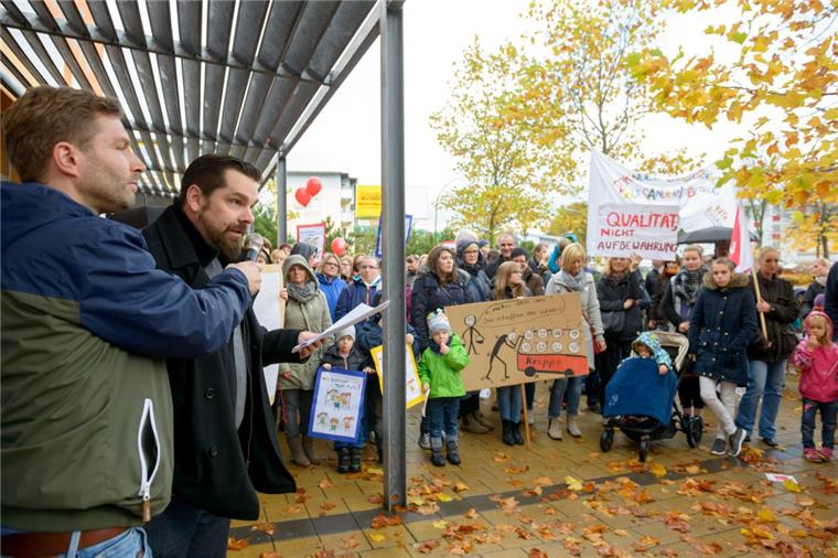 Doch keine neuen Kitas? Eltern fühlen sich verschaukelt Diese Demonstration am Mittwoch war erst der Anfang, so kündigen Gewerkschaftssekretär Jörn Kroppach (links) und Zentralelternsprecher Peter Steinke (daneben) weitere Proteste gegen schlechtere Arbeitsbedingungen in Kitas an.
