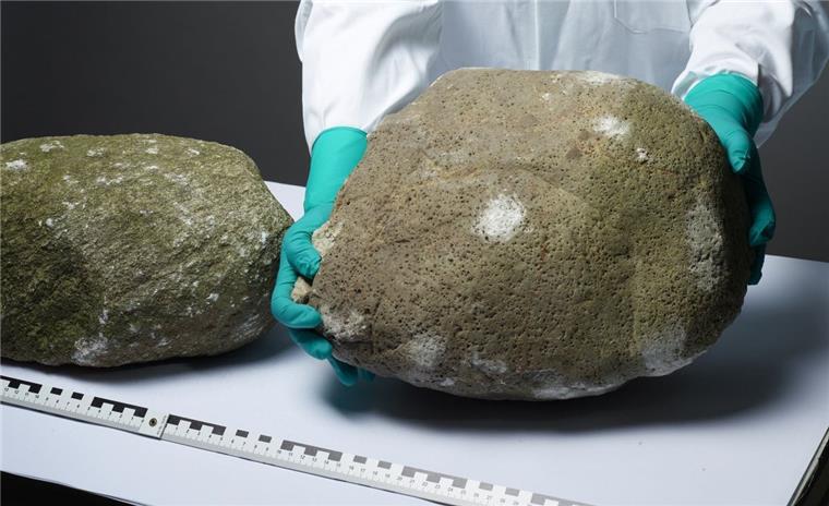 Verfolgungsjagd durchs Cuxland: Mutmaßlicher Steinewerfer vor Gericht Diese Feldsteine stellte die Polizei nach der Verfolgungsfahrt am 22. Februar 2017 auf der A27 sicher. Einer wiegt 27 Kilogramm.