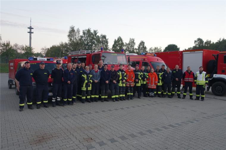 Feuerwehrleute aus dem Cuxland kehren von Moorbrand heim Diese Feuerwehrleute aus Wurster Nordseeküste, Geestland und Schiffdorf haben die Löscharbeiten auf dem brennenden Moorgelände bei Meppen unterstützt.