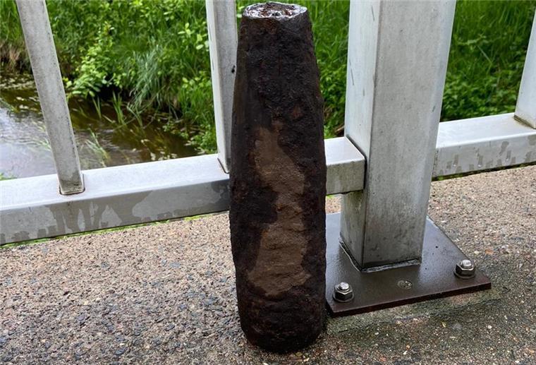 Flakgranate bei Rotenburg gesprengt Diese Flakgranate wurde vom Kampfmittelbeseitigungsdienst auf einem Feld bei Rotenburg kontrolliert gesprengt.