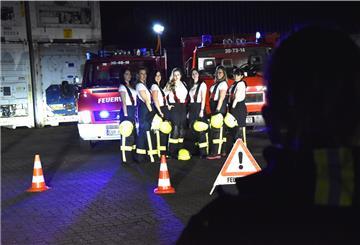 Die Frauen der Freiwilligen Feuerwehr vor ihren Einsatzfahrzeugen.