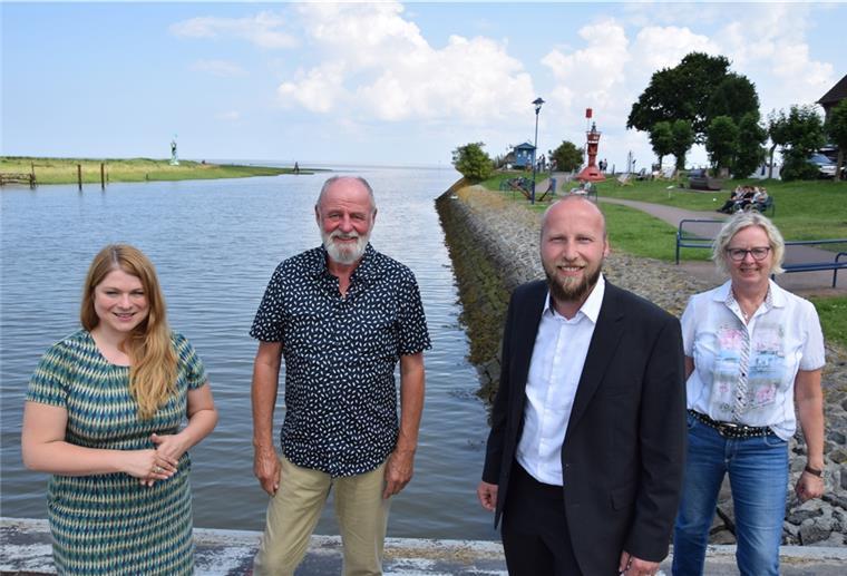 Grüne in Butjadingen: Bund soll für Schlick-Beseitigung aufkommen Diese Grünen-Kandidaten bezogen am Donnerstag in Fedderwardersiel Stellung (von links): Christina-Johanne Schröder, Hans-Gerd Gerdes, Harm Ellinghusen und Ina Korter.