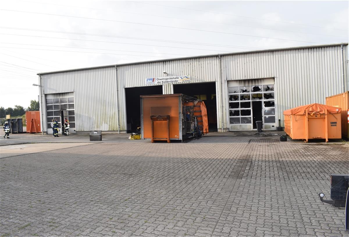 2,5 Millionen Euro Schaden nach Brand in Cuxhaven Diese Halle hat in den frühen Morgenstunden des vergangenen Samstages gebrannt. Es entstand ein Schaden in Millionenhöhe.