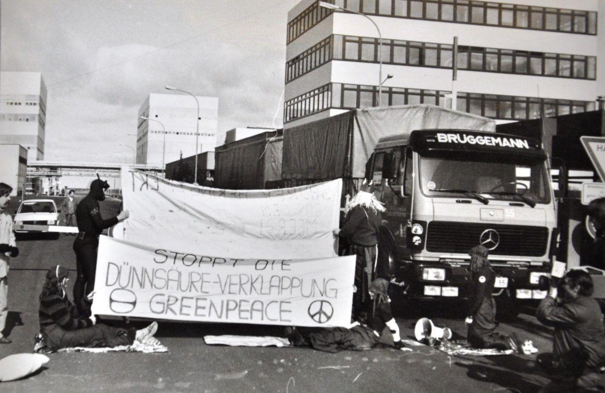 40 Jahre Greenpeace: Erste Aktion bei Kronos Titan in Blexen Diese historische Aufnahme zeigt eine Aktion von Greenpeace Anfang der 1980er Jahre vorm Werktor von Kronos Titan in Blexen.