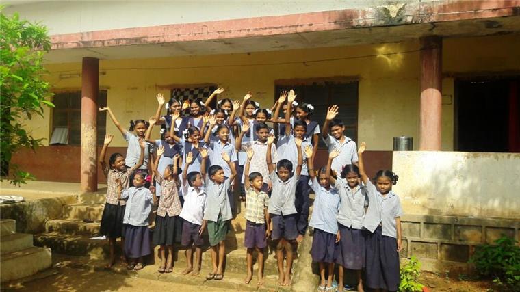 Kirchtimke feiert für arme Kinder in Indien Diese indischen Kinder stammen aus extrem armen Familien. Das Hostel in G.K. Padu ist ihre Chance auf ein besseres Leben. Der Adventsmarkt in Kirchtimke soll einen Beitrag dazu leisten.