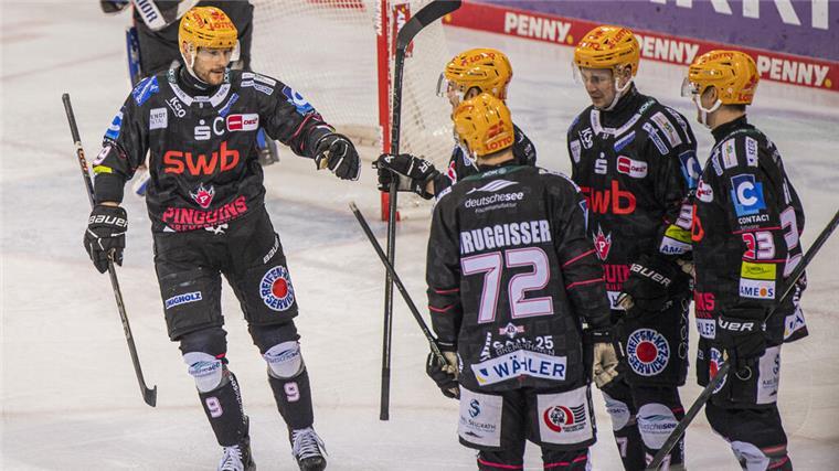 Drittes Spiel der Fischtown Pinguins gegen die Kölner Haie läuft im Free-TV Die Fischtown Pinguins bejubeln einen Treffer. In den Playoffs steht die Mannschaft aus Bremerhaven bereits mit dem Rücken zur Wand.